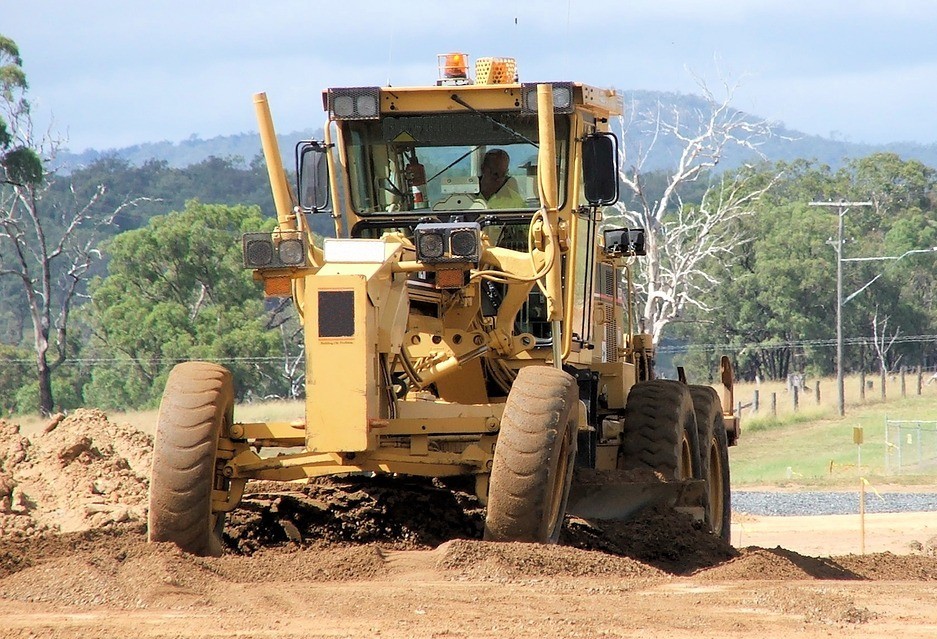 Prefeito e secretário municipal de Agricultura assinam ordem de compra para aquisição de motoniveladoras