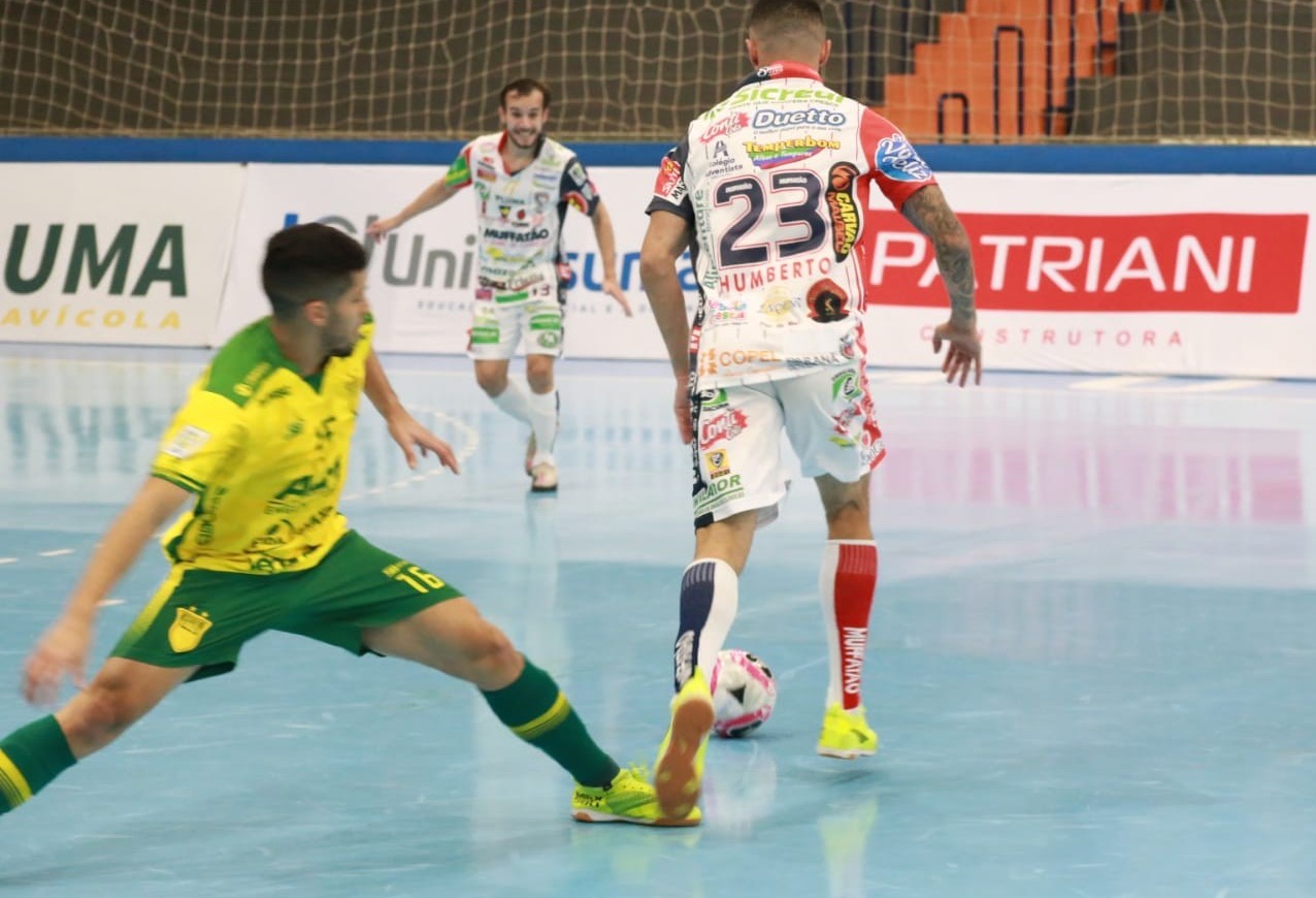 Cascavel futsal goleia e segue firme na liderança