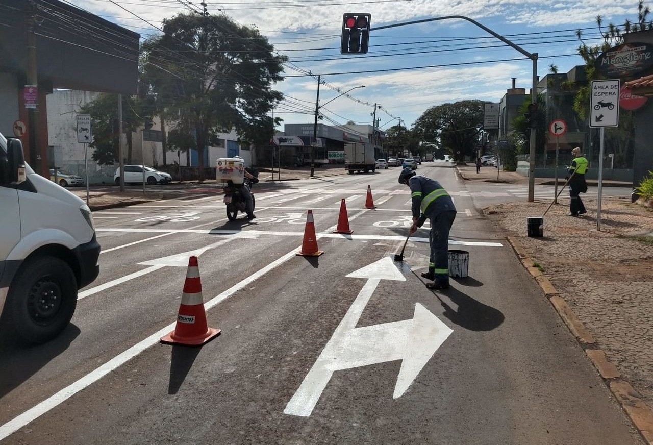 Ação educativa apresenta projeto-piloto de nova sinalização com "área de espera" para motos em semáforos