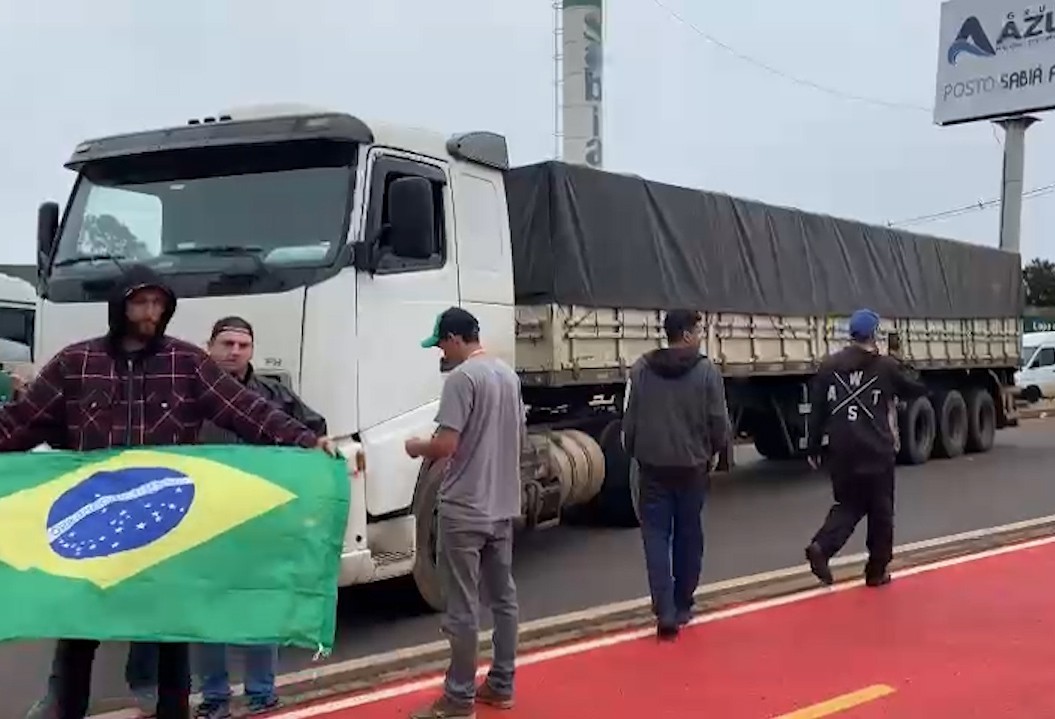 Manifestantes bloqueiam estradas na região Oeste