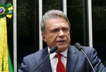 "O que podemos fazer como parlamentar é usar o fundo eleitoral para a saúde e colocar fim aos privilégios", diz Álvaro Dias