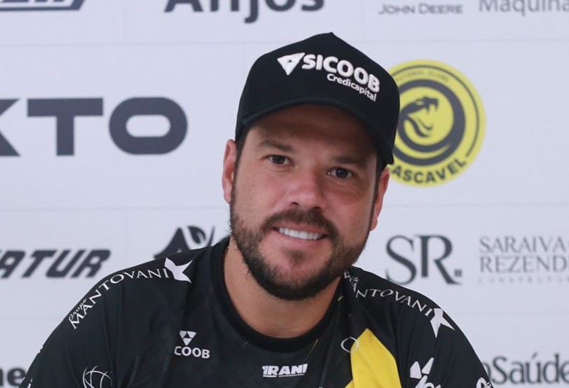 Meia Tiago Luiz, ex- Santos, é o mais novo reforço da Serpente 
