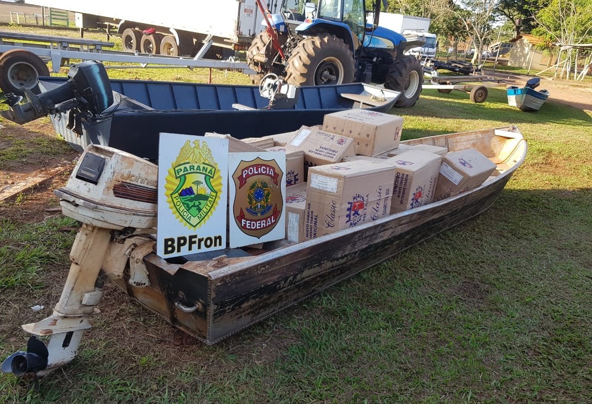 Polícia realiza apreensão de barco carregado com cigarros paraguaios