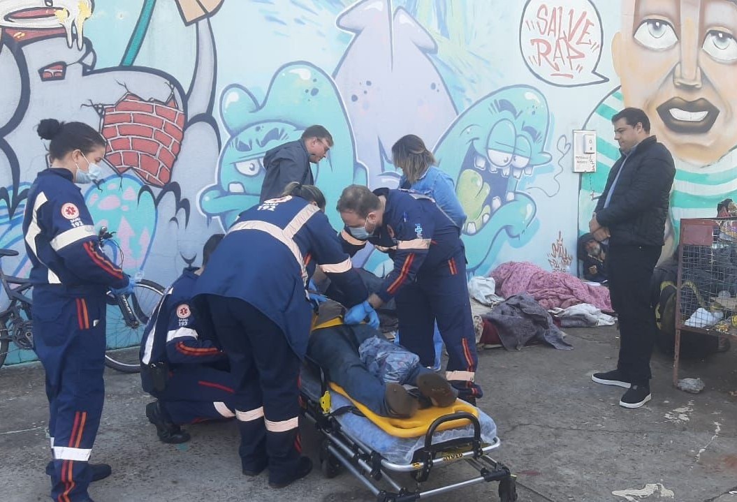 Com acompanhamento médico, é realizado o primeiro internamento involuntário de morador em situação de rua 