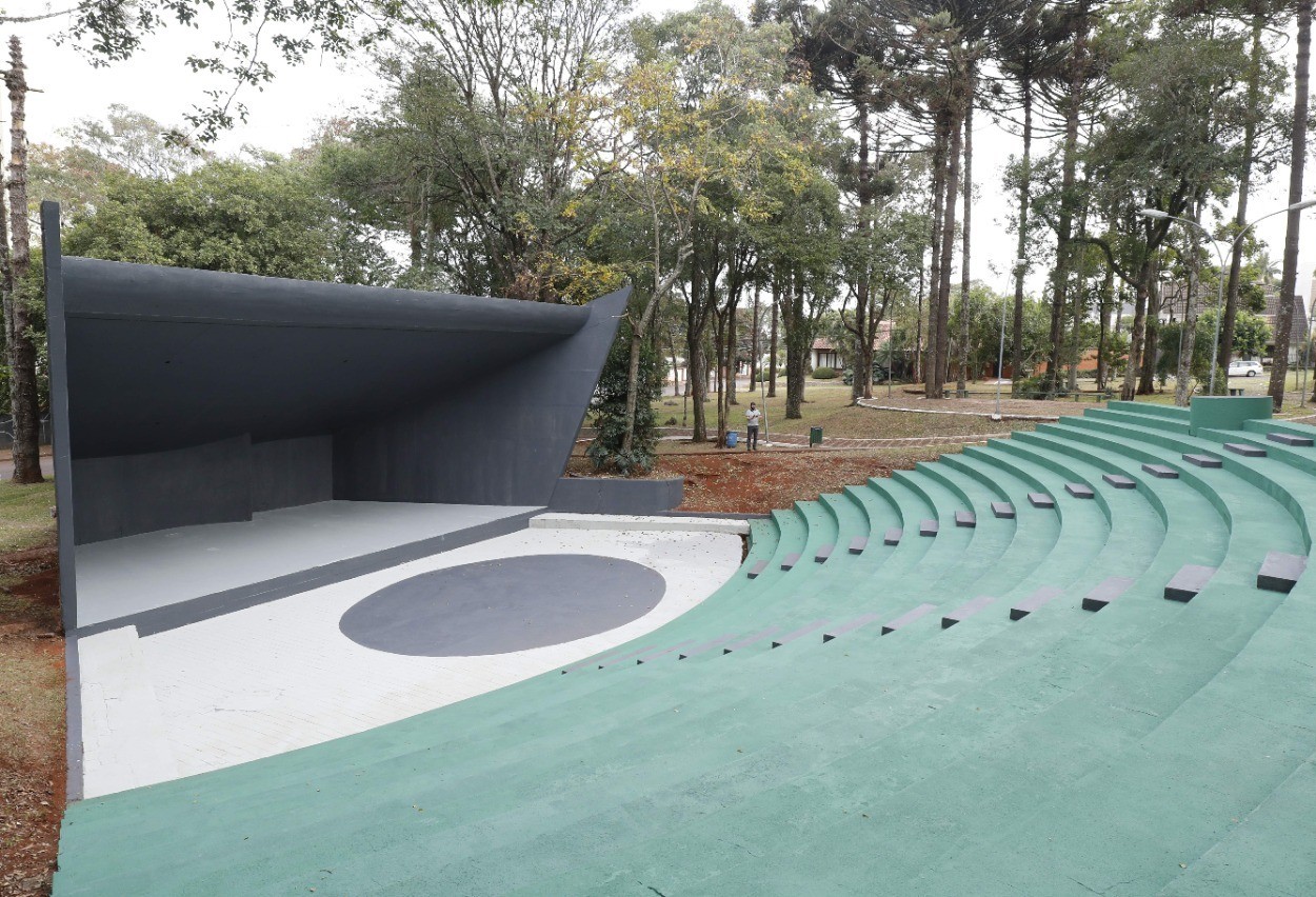 Praça Praça Parigot de Souza é revitalizada 