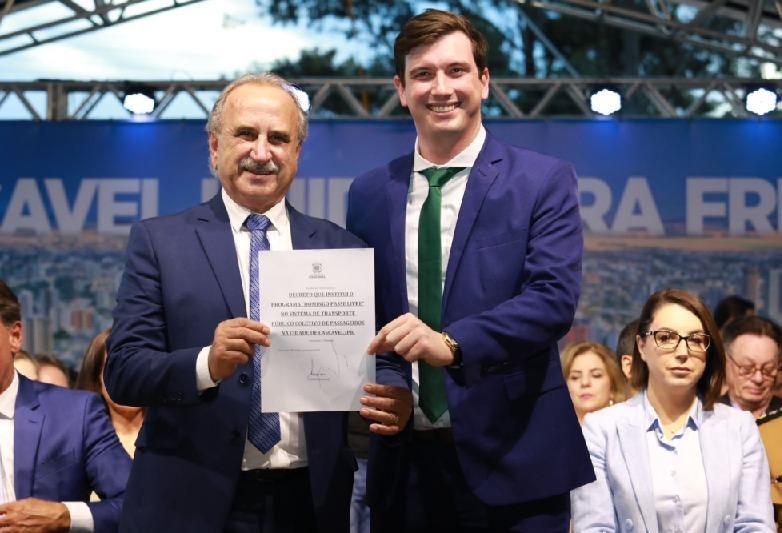 "Ser prefeito, além de gerir ruas, prédios e orçamentos, é preciso também cuidar das pessoas e realizar sonhos", diz Renato