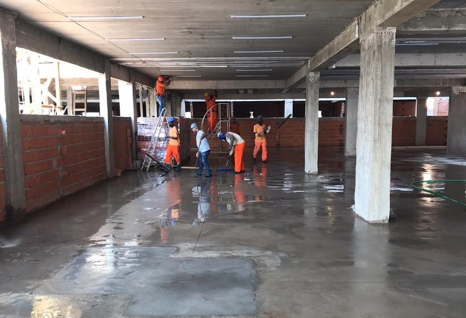 Curso de Engenharia Civil  inova e promove colação de grau em obra de hospital 