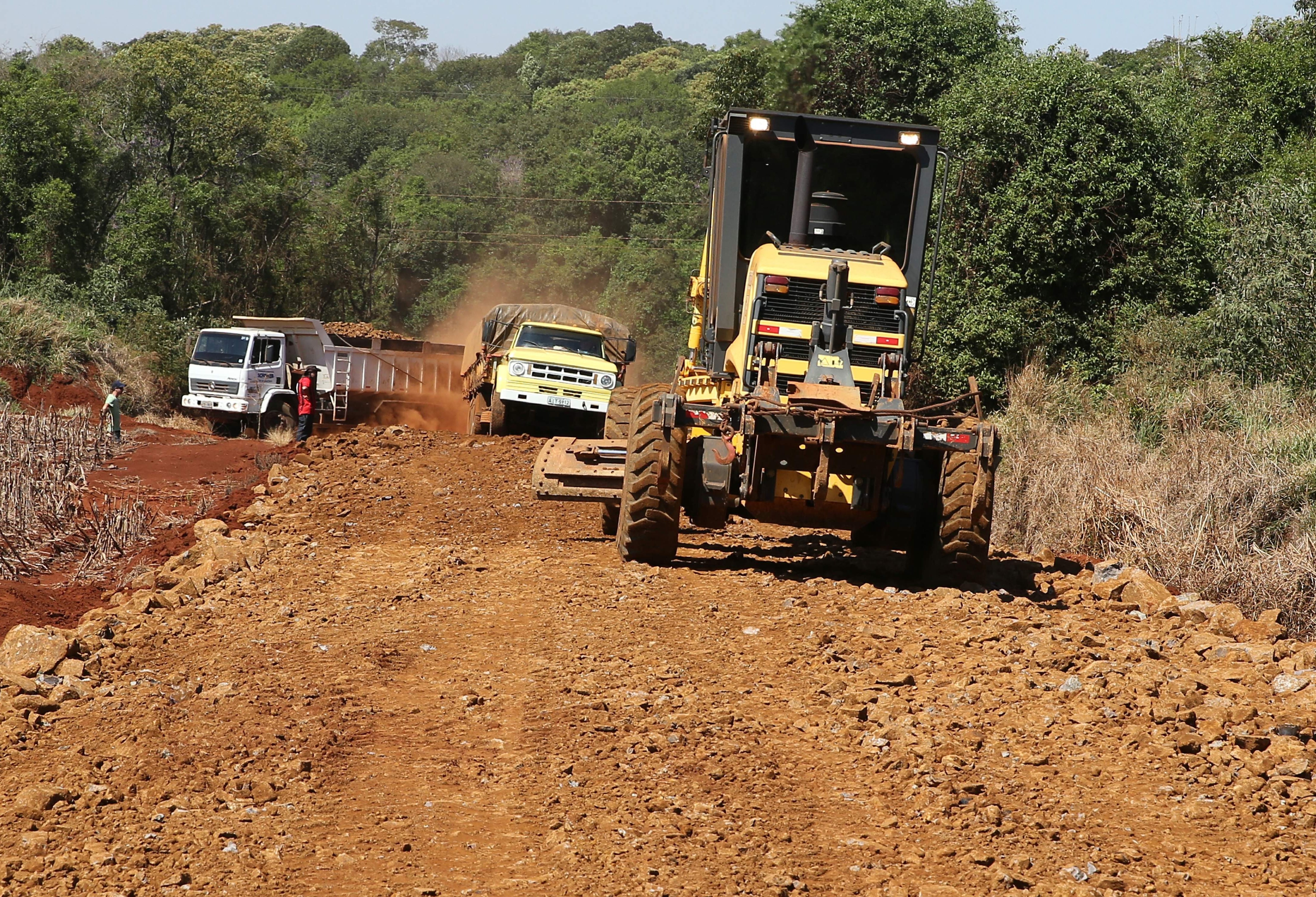 Estradas rurais de Cascavel passam por melhorias 