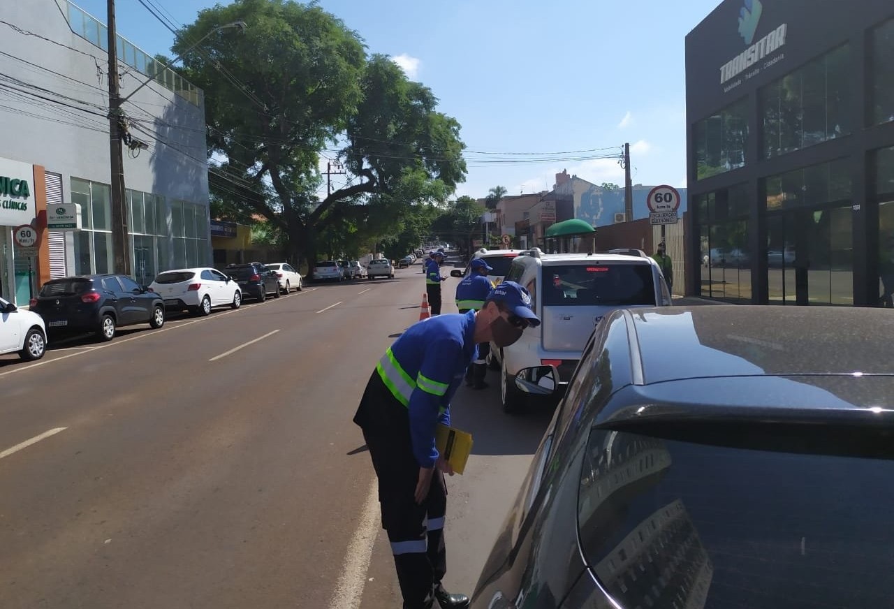 Agentes da Transitar realizam orientação para uso de cinto de segurança 