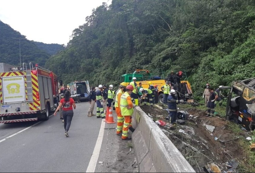 Ao menos 19 morrem em acidente com ônibus na BR-376