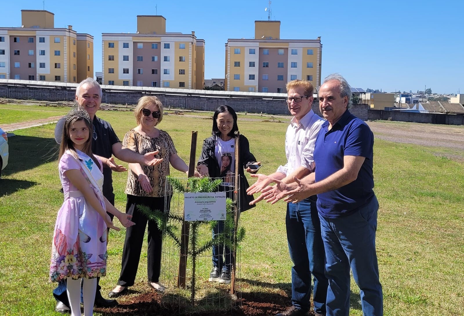 Plantio da Araucária angustifólia é realizado na Univel