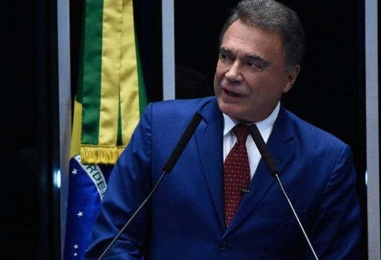 "Famíliocracia deve ser substituita pela meritocracia", diz senador 
