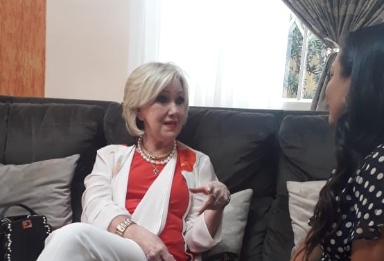 "Experiência da mesa é o único lugar que podemos ficar face a face, olho no olho", diz Devi Titus