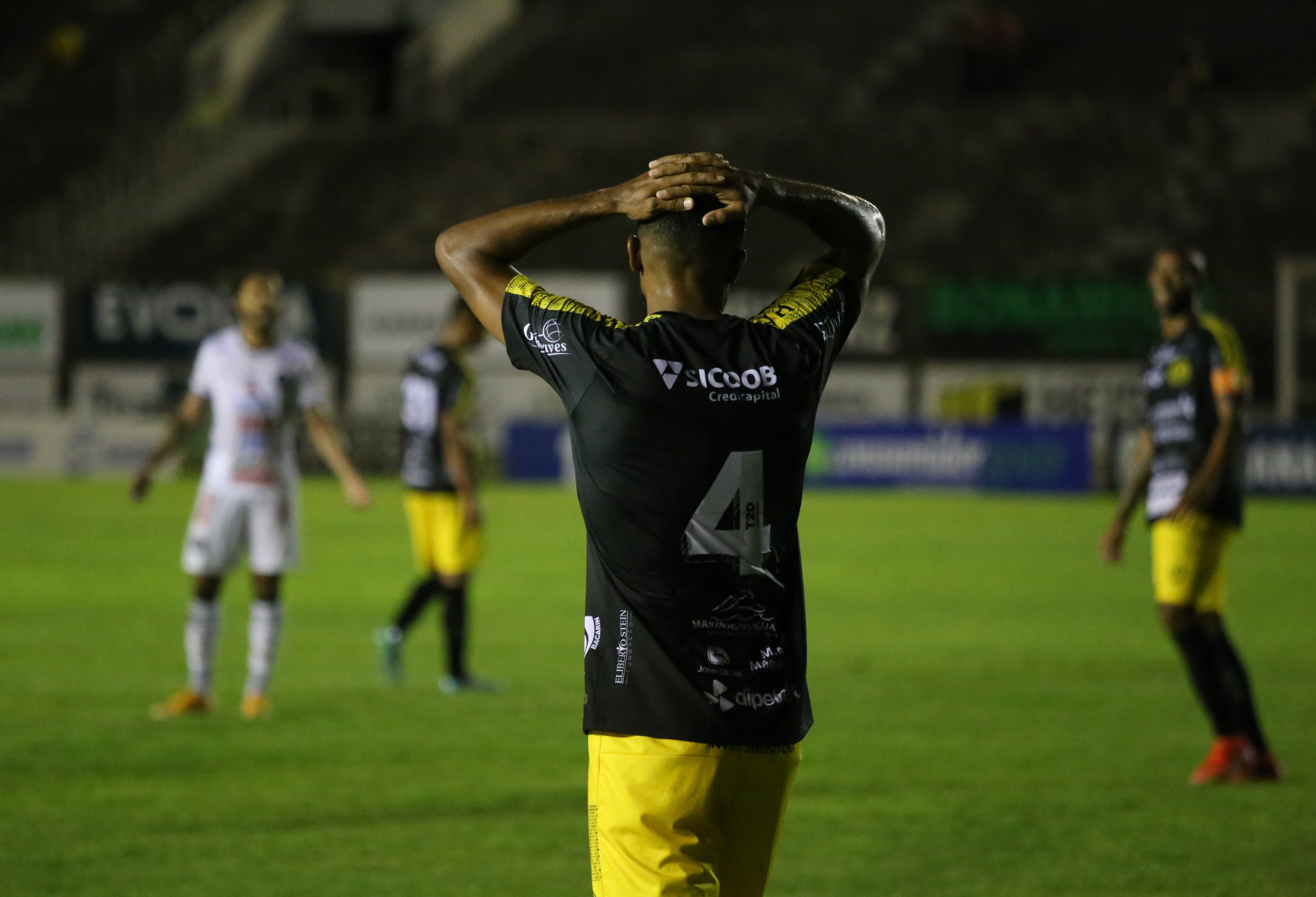 Ademir Fesan não é mais técnico do FC Cascavel