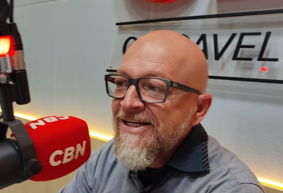 "Comecei a escrever durante a pandemia e não pretendo parar", diz Sackser